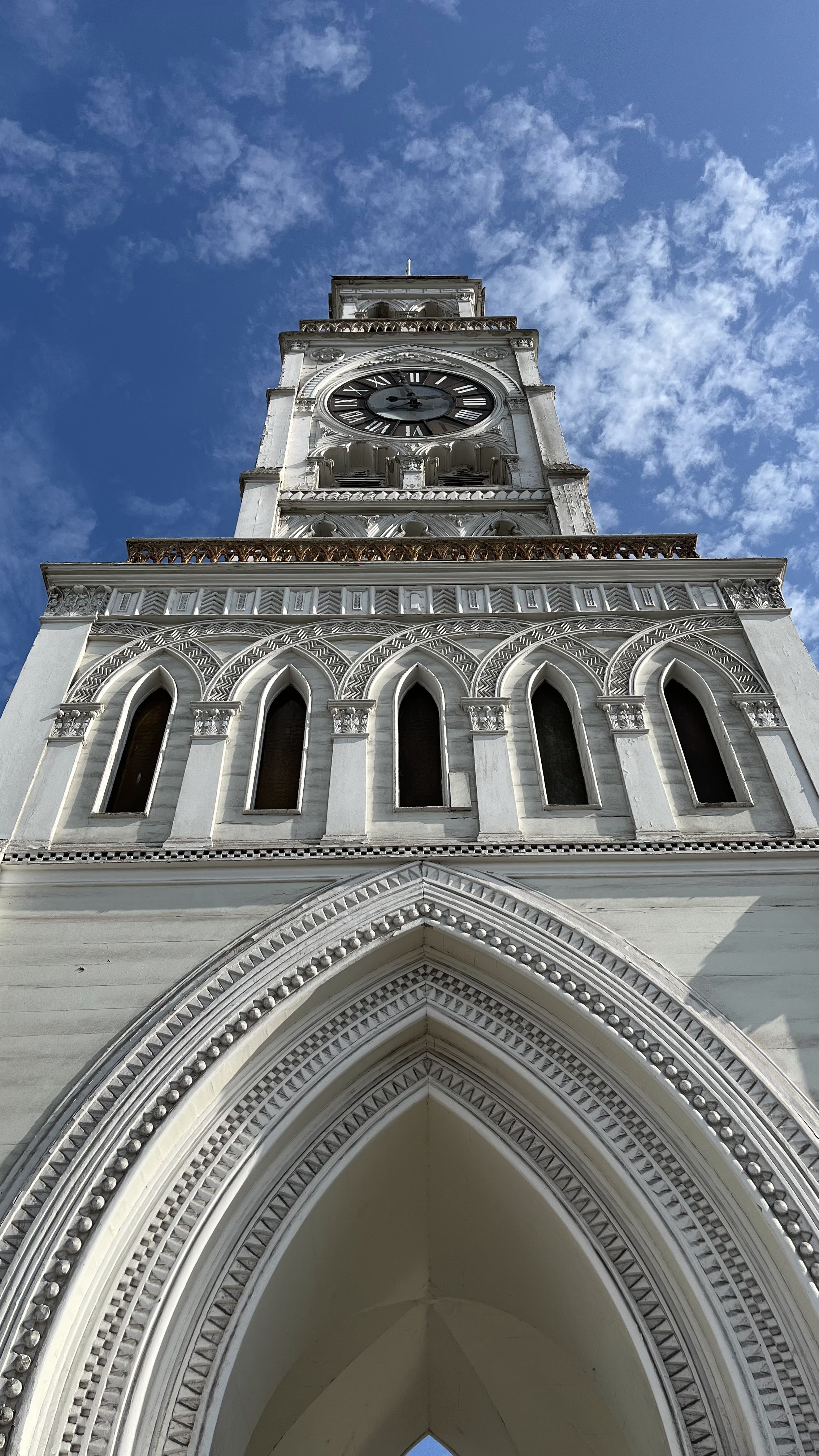 Cerca de la torre mostrando la textura de la madera importada